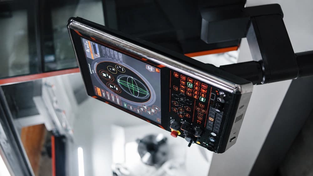 Bedienung der Steuerung einer CNC-Drehmaschine bei Oltrop Zerspanungstechnik in Salzgitter