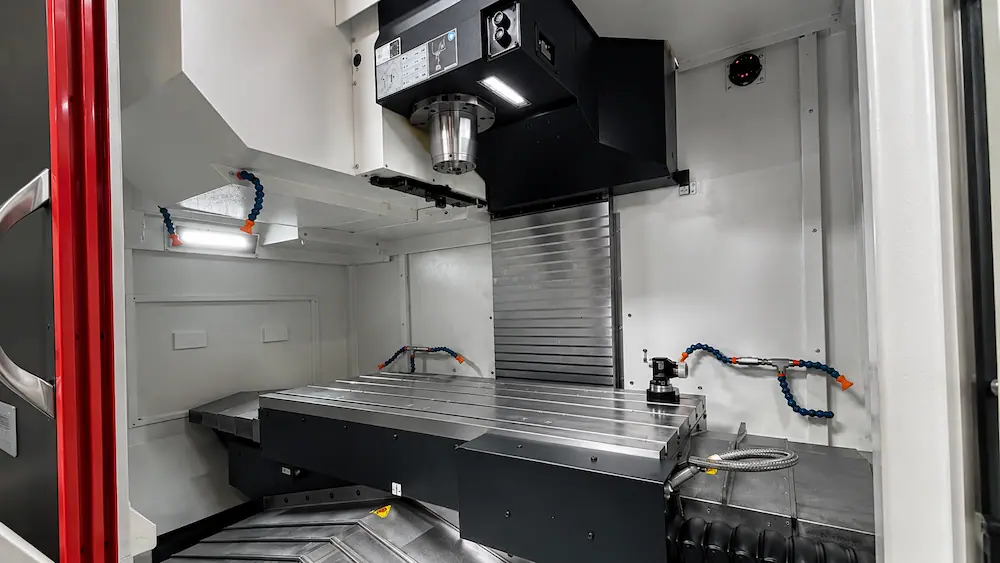 Innenraum eines Mazak VCN-600 Bearbeitungszentrums